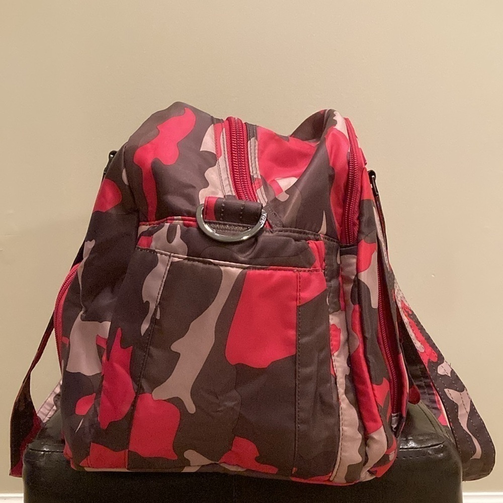 Lug Propeller Pink Camouflage Quilted Duffel Bag BNWT - Picture 5 of 13